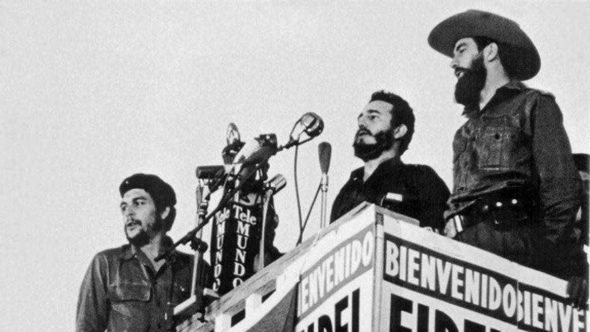 Ernesto Che Guevara, Fidel Castro y Camilo Cienfuegos, en La Habana, el 8 enero de 1959. Fito Páez cree que la muerte de este último en un accidente de aviación debe ser investigada 