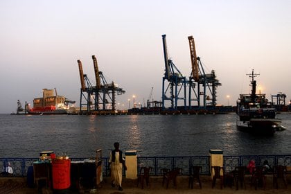 Una vista de las instalaciones portuarias en Puerto Sudán, donde Rusia tendrá su primera base naval en África (REUTERS/Mohamed Nureldin Abdallah/Archivo)