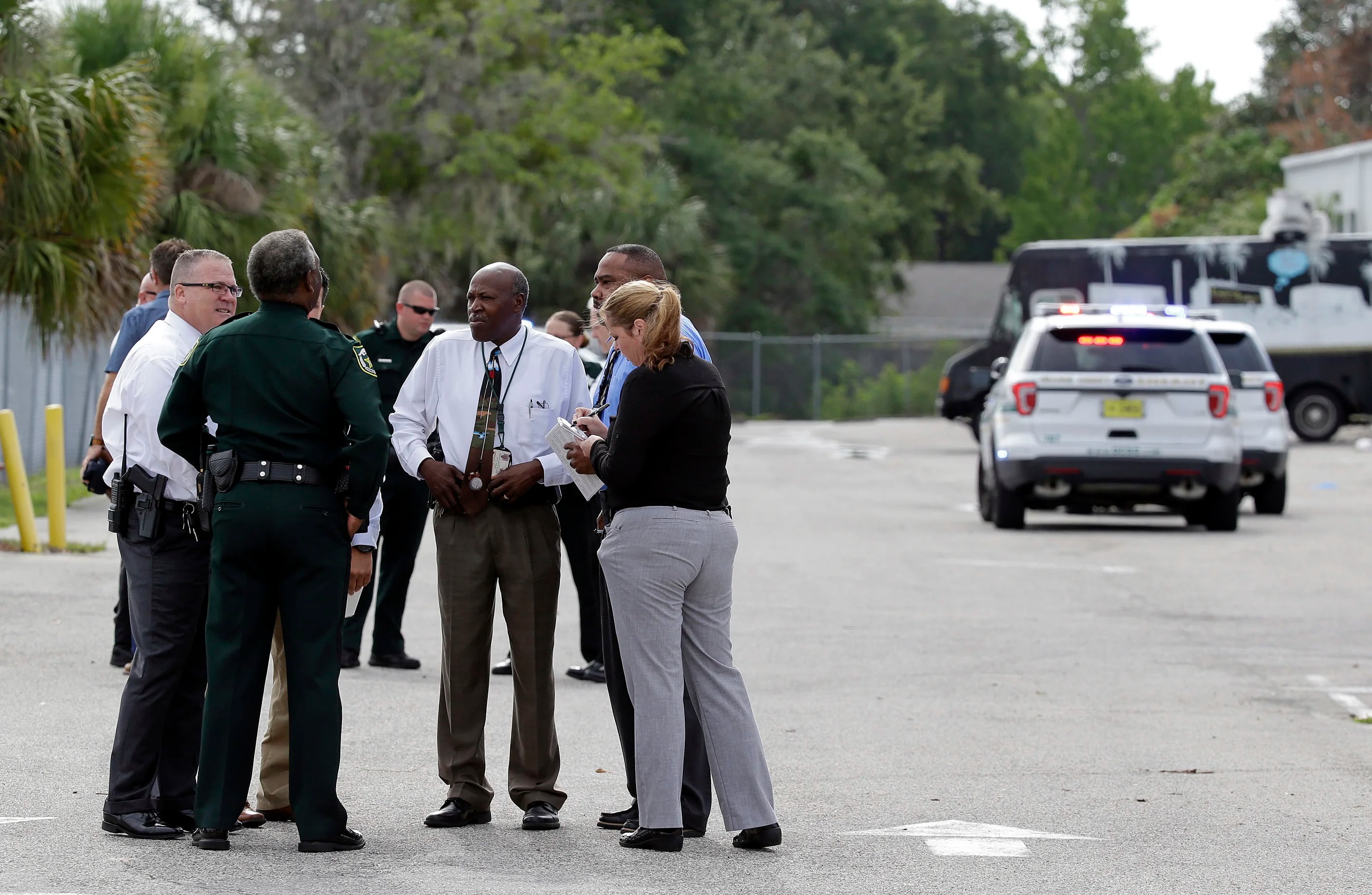 Autoridades presentes en la escena del crimen (AP Photo/John Raoux)