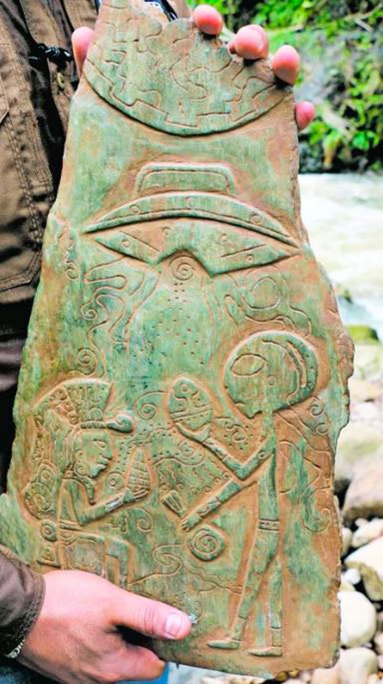 Una de las piedras de jade talladas que fueron encontradas en cavernas de Puebla 