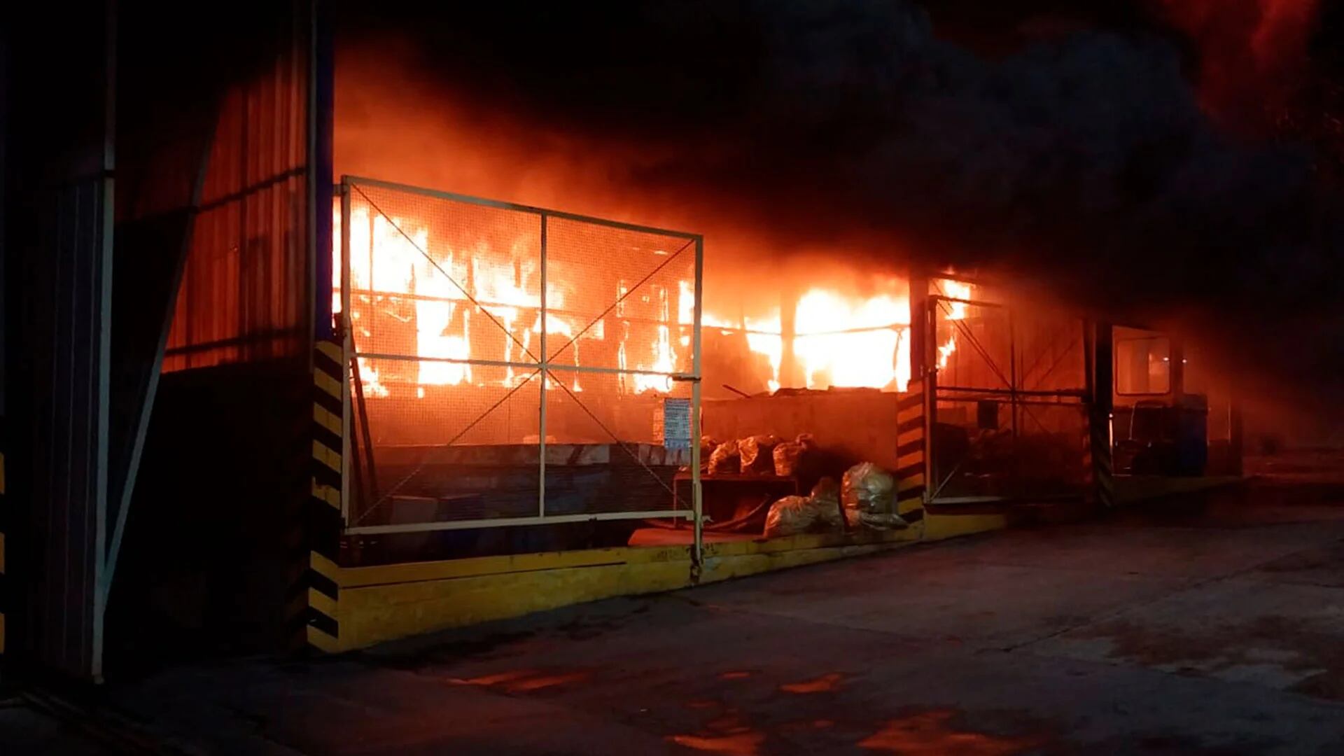 Las llamas destrozaron 15 colectivos. (@bagliettoc)