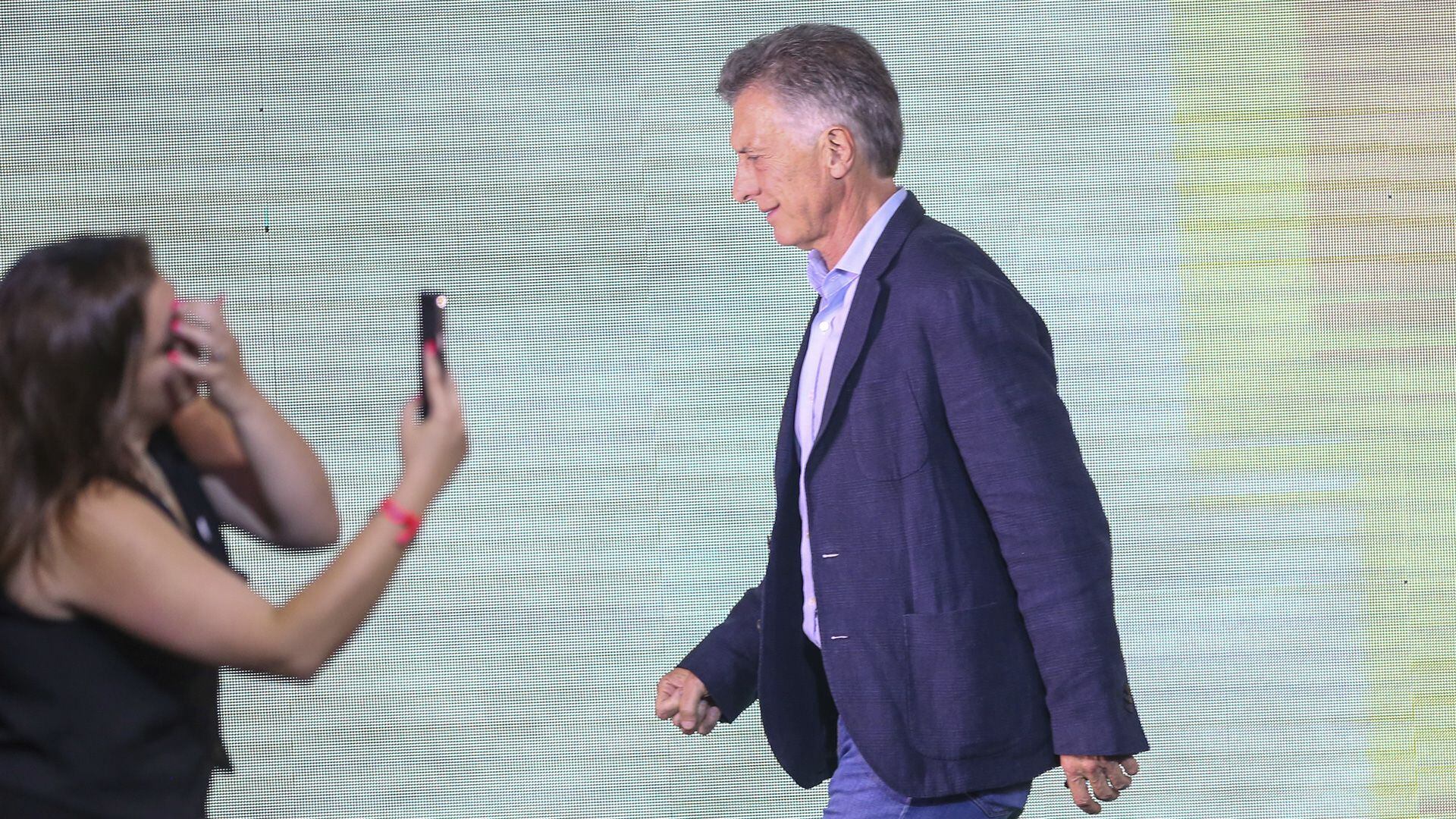 Mauricio Macri leaves the main stage of the JxC bunker (AP Photo)