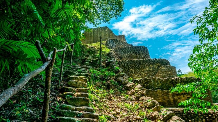 Ubicado en las selvas tropicales del oeste de Belice, este enorme sitio de 48 km cuadrados está completamente subdesarrollado, libre de multitudes (menos de una docena de personas lo visitan por día) y, por eso, quizás, la forma más auténtica de experimentar el misterio y la magia de los antiguos mayas de hoy // Fotos: Shutterstock