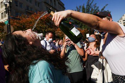 Jóvenes bebiendo en Washington. REUTERS/Hannah McKay