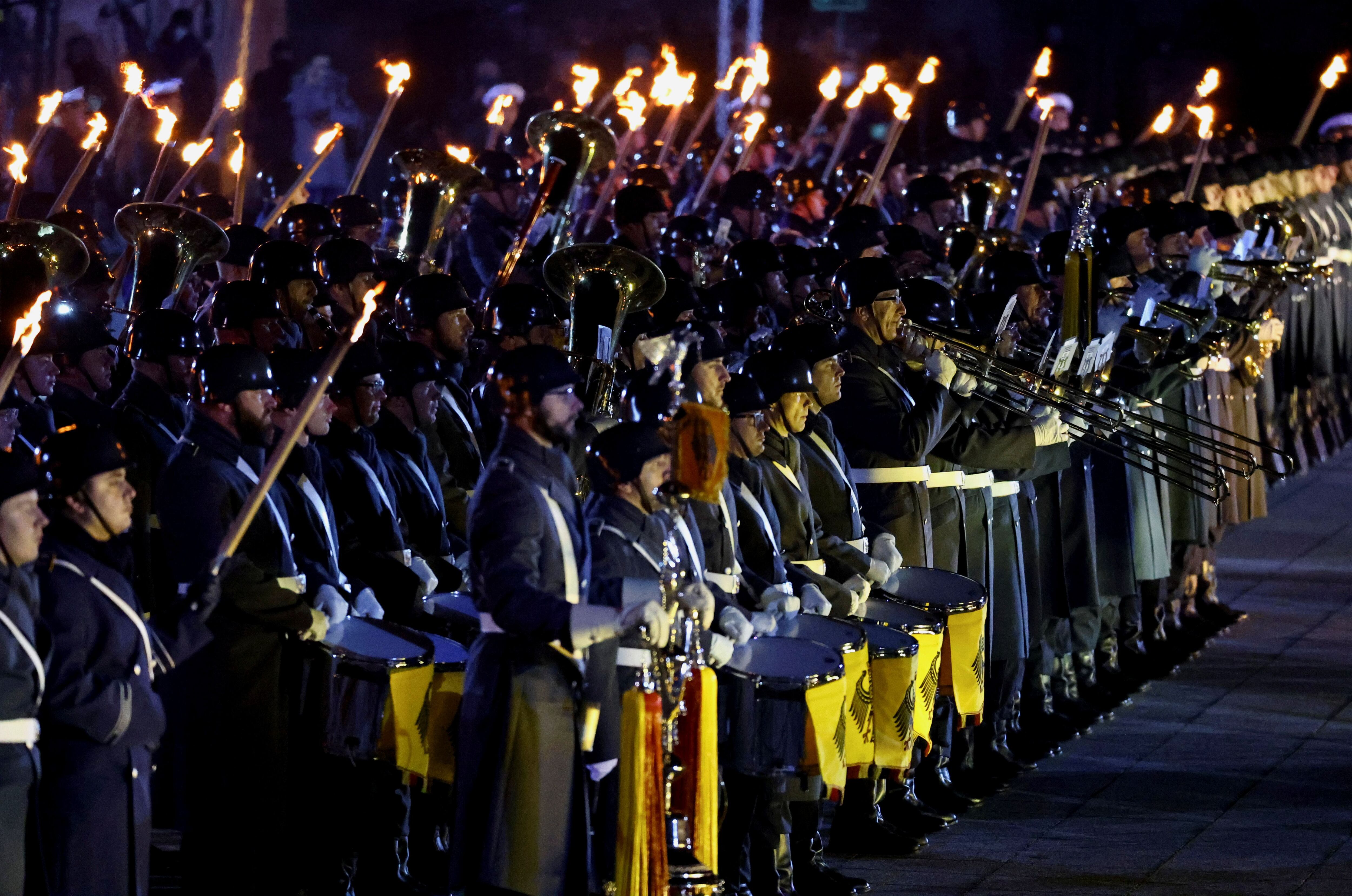 La banda militar ejecutó tres canciones elegidas especialmente para Merkel (REUTERS/Fabrizio Bensch)