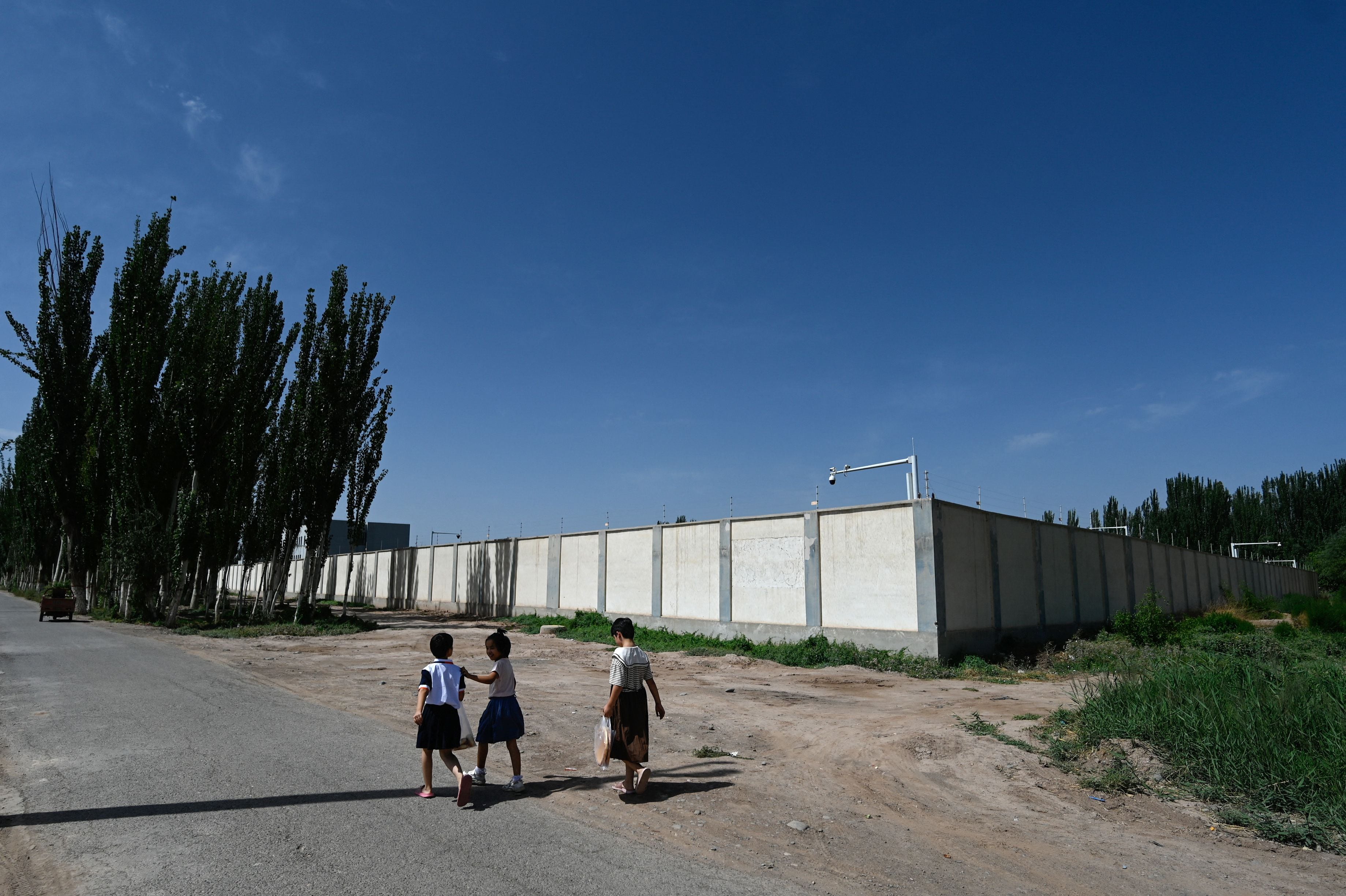 En los “campos” de reeducación política, por donde pasaron al menos un millón de personas, había miradores, cámaras de seguridad y altos muros con alambrados (AFP)