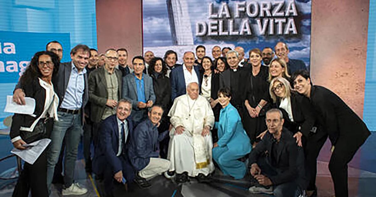 Per la prima volta papa Francesco si è recato nello studio televisivo per un’intervista a un programma italiano