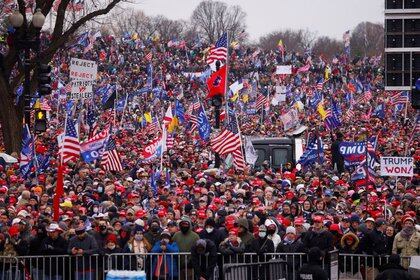 Miles de seguidores del presidente Donald Trump se manifiestan en Washington, EEUU. 6 enero 2021. REUTERS/Jim Bourg