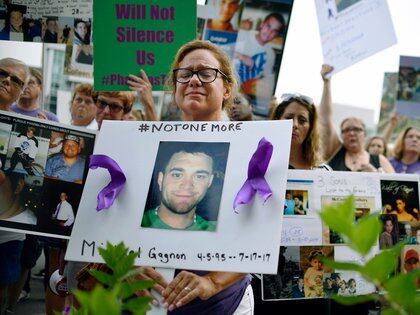 Personas protestas por la crisis generada por los opioides 