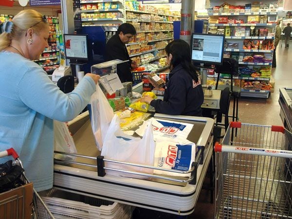 En la Argentina existe una red de 4.900 supermercados, estaciones de servicio y otros comercios que entregan efectivo a quien compra con tarjeta de débito