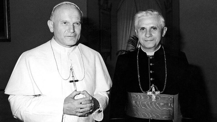 Juan Pablo II junto a Joseph Ratzinger, uno de sus más estrechos colaboradores y quien lo sucedió en la silla de Pedro