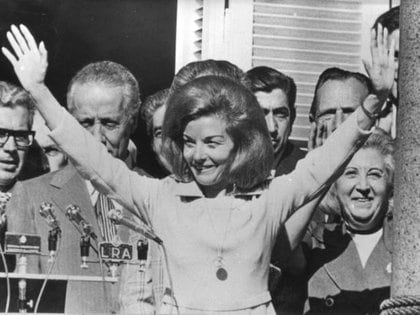Isabel Perón durante el acto del 17 de octubre de 1975. A su lado el senador Ítalo Luder