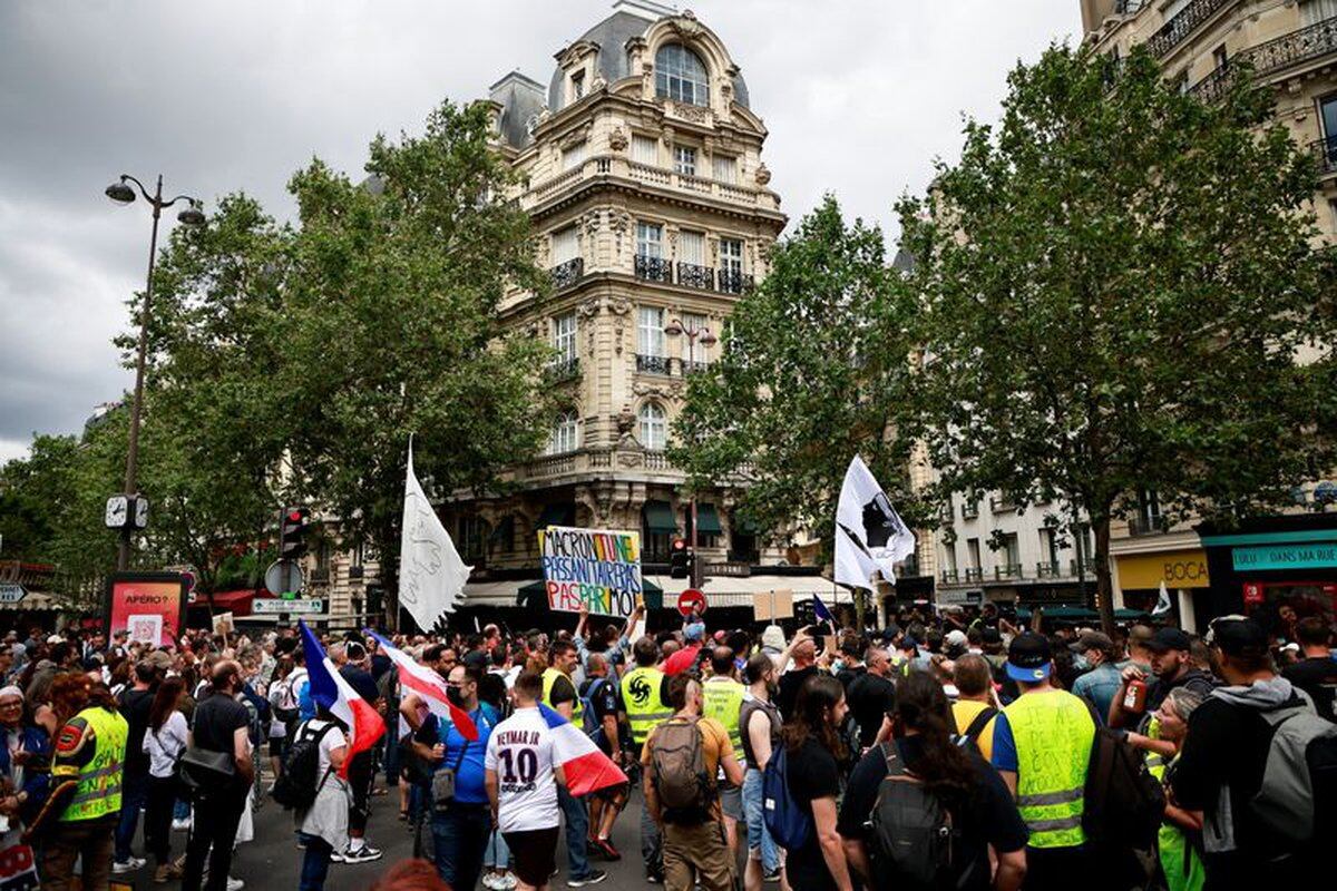 Франция здоровье. Город eu Франция. Protest France against. Бретонцы против французов.