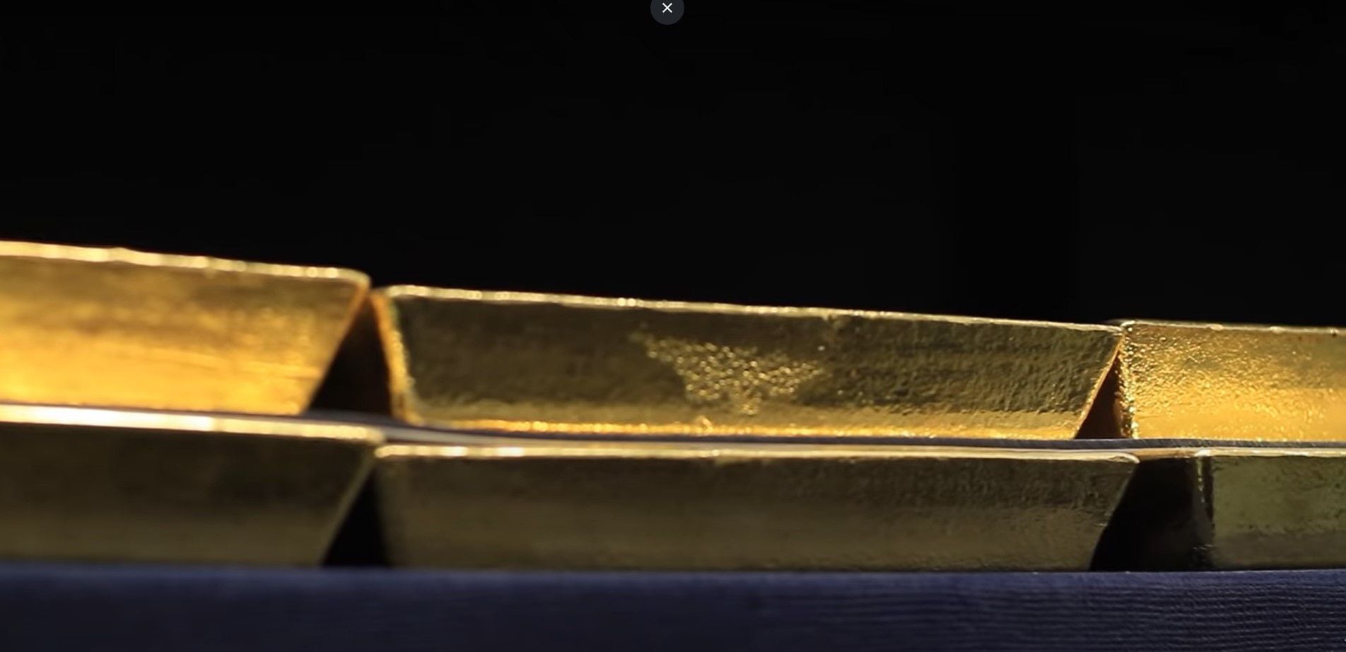 Rara vez el Banco Central permite salir imágenes de los pocos lingotes de oro presentes en su bóveda. Esta es una captura de una publicación del año 2015 todavía disponible en su cuenta de Youtube (@BancoCentral_AR)