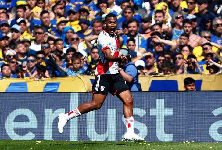 Salomón con el puño cerrado festeja la victoria sobre Boca (Foto: Reuters)