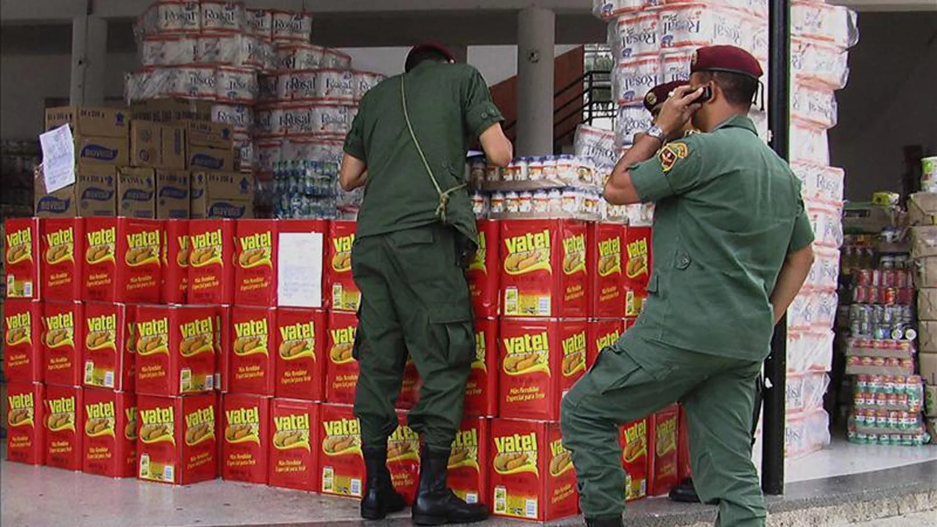 Los militares venezolanos ocuparon puertos y empresas para combatir el desabastecimiento (EFE)