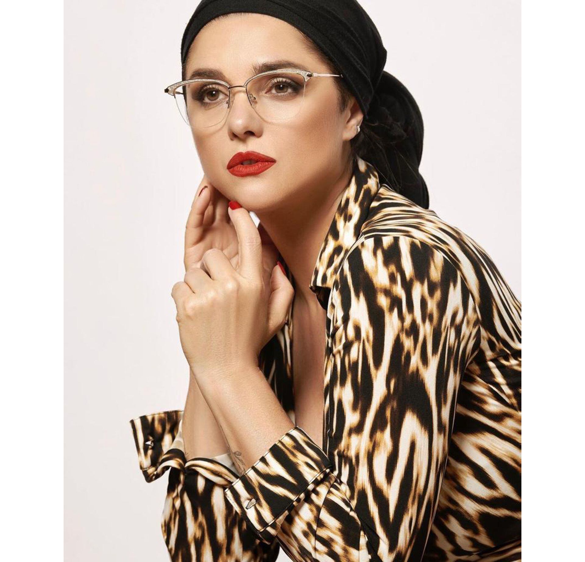 Araceli González como modelo de su propia línea de anteojos