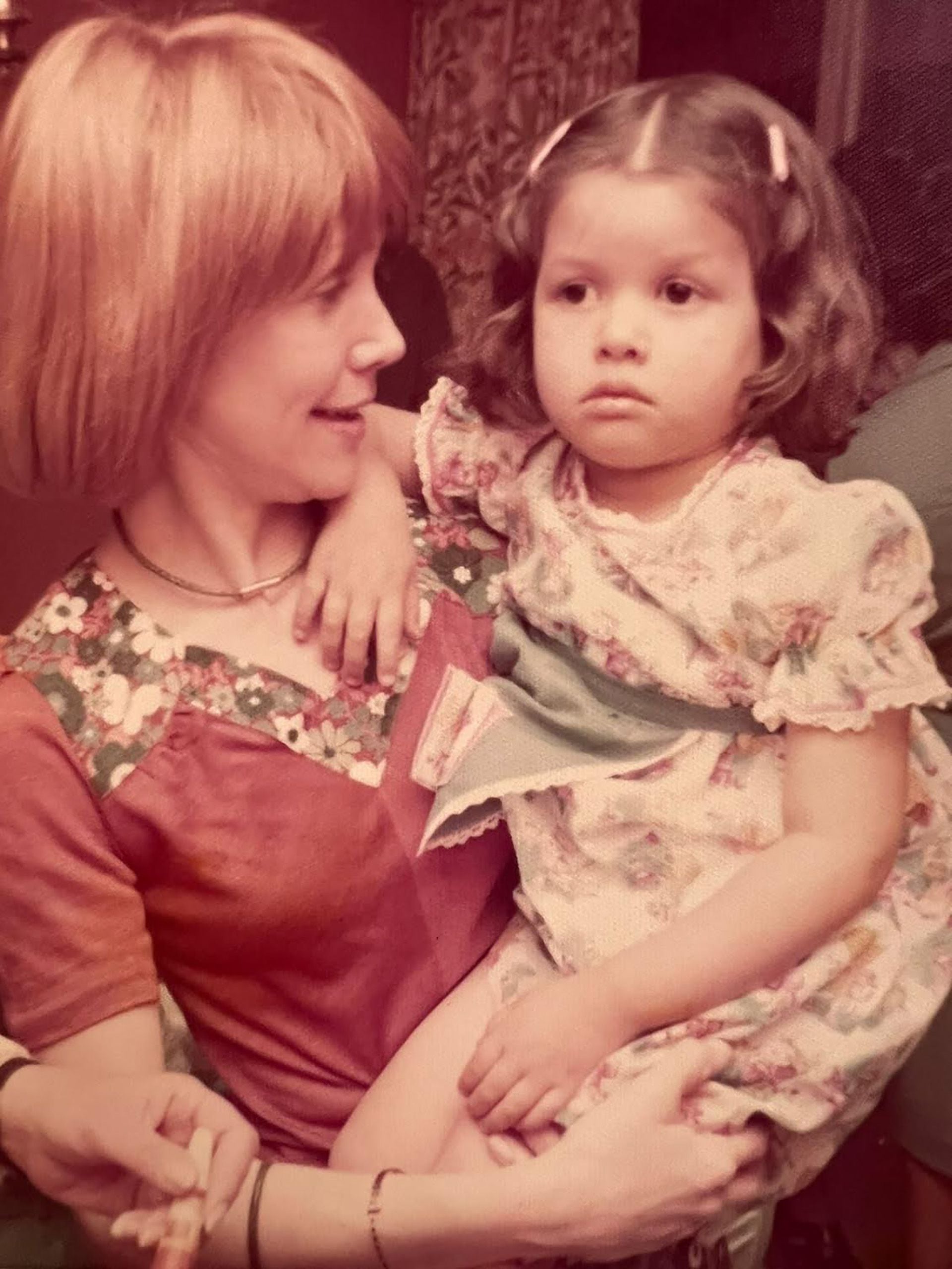 Julieta Ortega en brazos de su madre, Evangelina Salazar (1973)