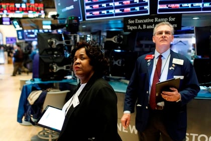 Corredores de bolsa trabajan en la Bolsa de Nueva York (EE.UU.). EFE/Justin Lane/Archivo
