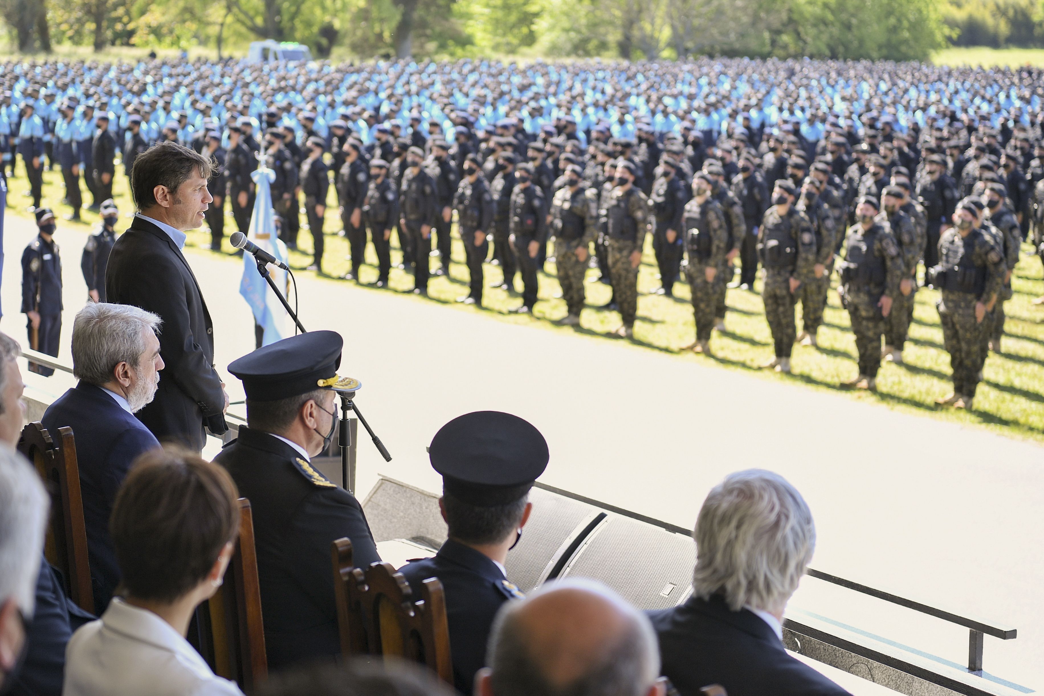 El gobernador de la provincia de Buenos Aires, Axel Kicillof, junto al ministro de Seguridad, Sergio Berni, durante la jura de fidelidad a la bandera de cerca de nueve mil cadetes de la Escuela de Policía Juan Vucetich. (Foto: NA)