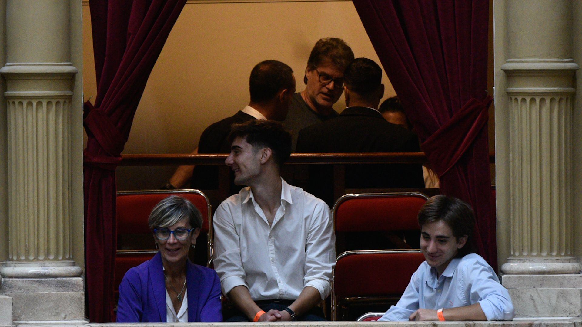 Debate de la Ley Ómnibus en el Congreso interior recinto persona expulasada por insultar a Myriam Bregman portada