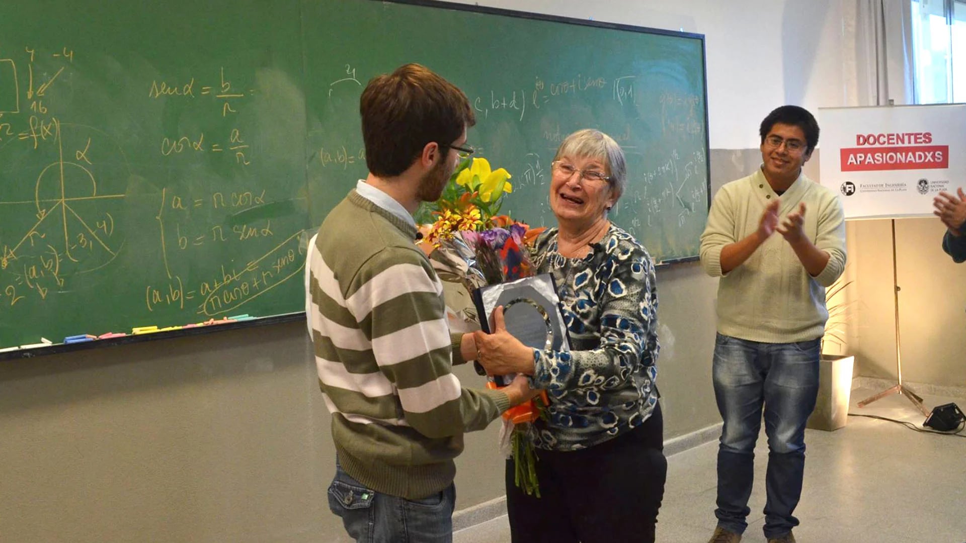 Emocionada, recibió las flores y la placa de sus ex alumnos: “por su magia y su pasión”