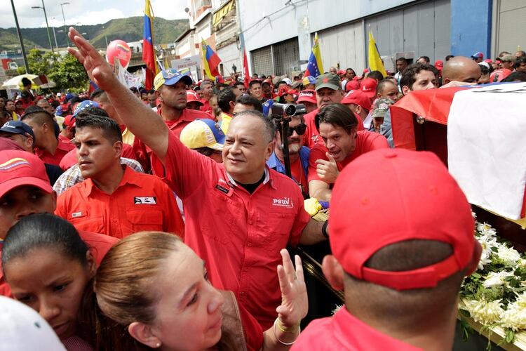 Diosdado Cabello junto a simpatizantes chavistas (Reuters)