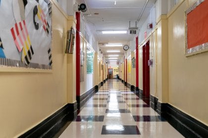 Las escuelas en las áreas de Nueva York más afectadas por el coronavirus cerrarán esta semana (Jeenah Moon / Pool vía REUTERS)