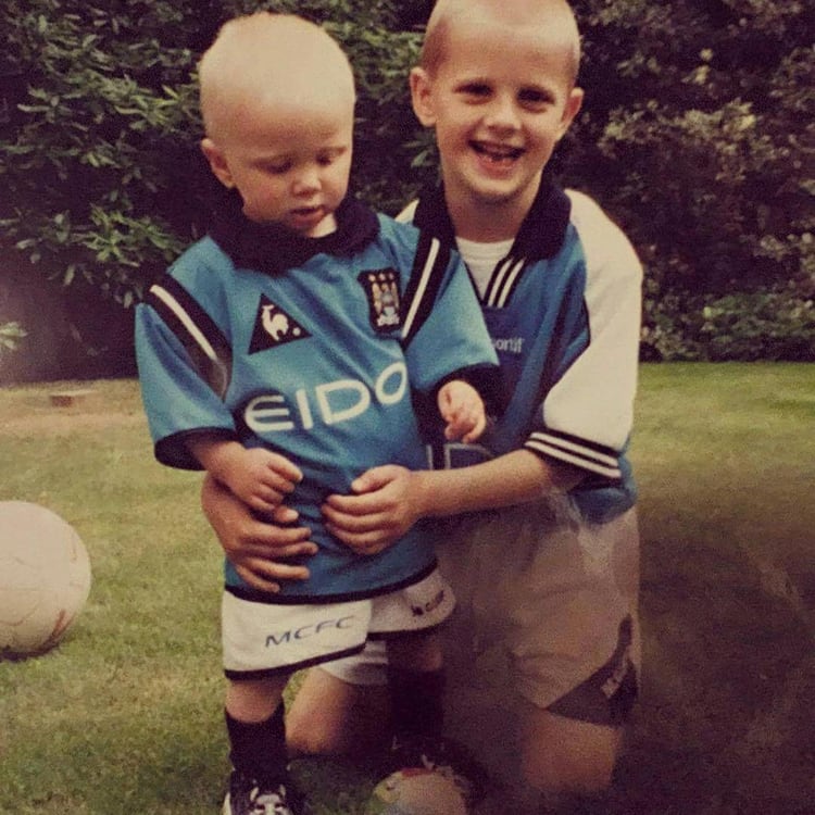 Erling Haaland junto a su hermano Astor, ambos con la camiseta de Manchester City (@astorhaaland)
