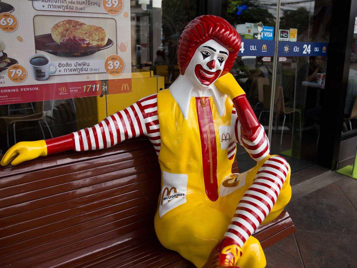 El momento más complicado de Ronald McDonald por los payasos malditos que asustan a la gente - Infobae