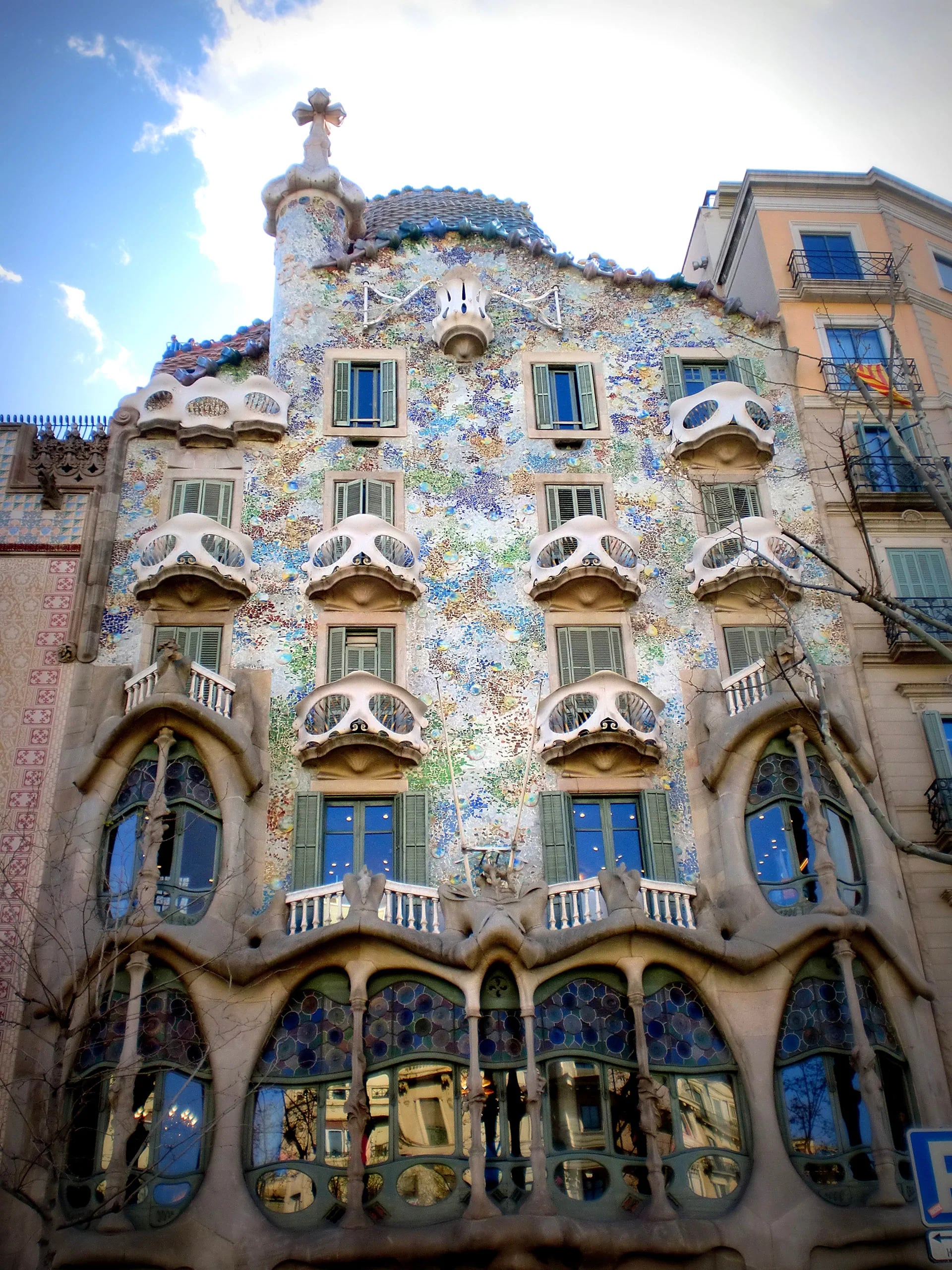 La Casa Batlló es uno de los grandes edificios diseñados por Gaudí en Paseo de Gràcia. De afuera la fachada de la Casa Batlló parece como si estuviese hecha de calaveras y huesos. Las calaveras son en realidad balcones y los huesos son pilares.