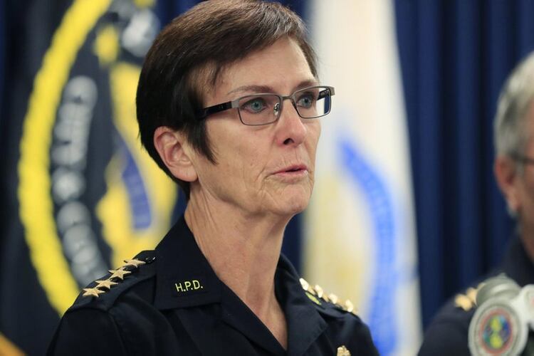Susan Ballard, jefa del Departamento de Policía de Honolulu se muestra emocionada al confirmar la muerte de los agentes Tiffany Enríquez y Kalama (AP)