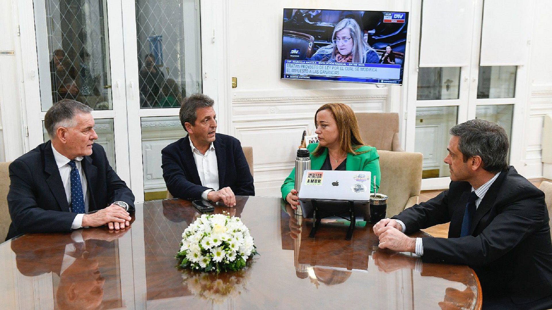 Sergio Massa junto a la presidenta de la Cámara de Diputados, Cecilia Moreau, el director general de Aduana Guillermo Michel y el titular de AFIP Carlos Castagneto