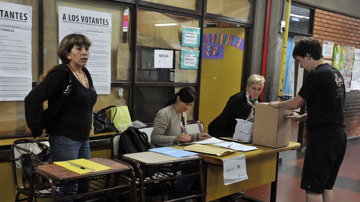 Para que sea considerado un voto válido, el elector debe ingresar el voto en la urna