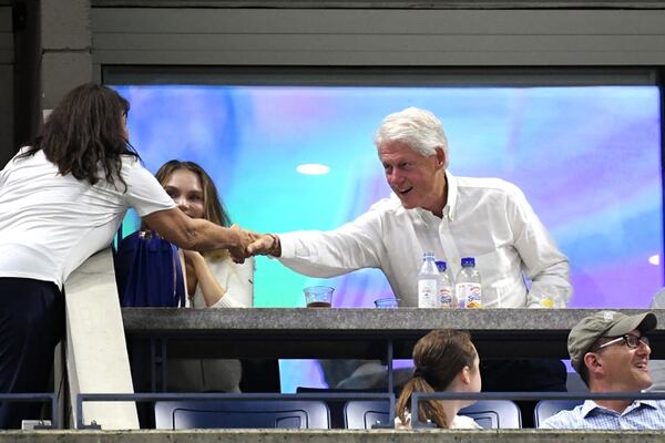 El ex presidente Clinton durante el partido (Danielle Parhizkaran-USA TODAY Sports)