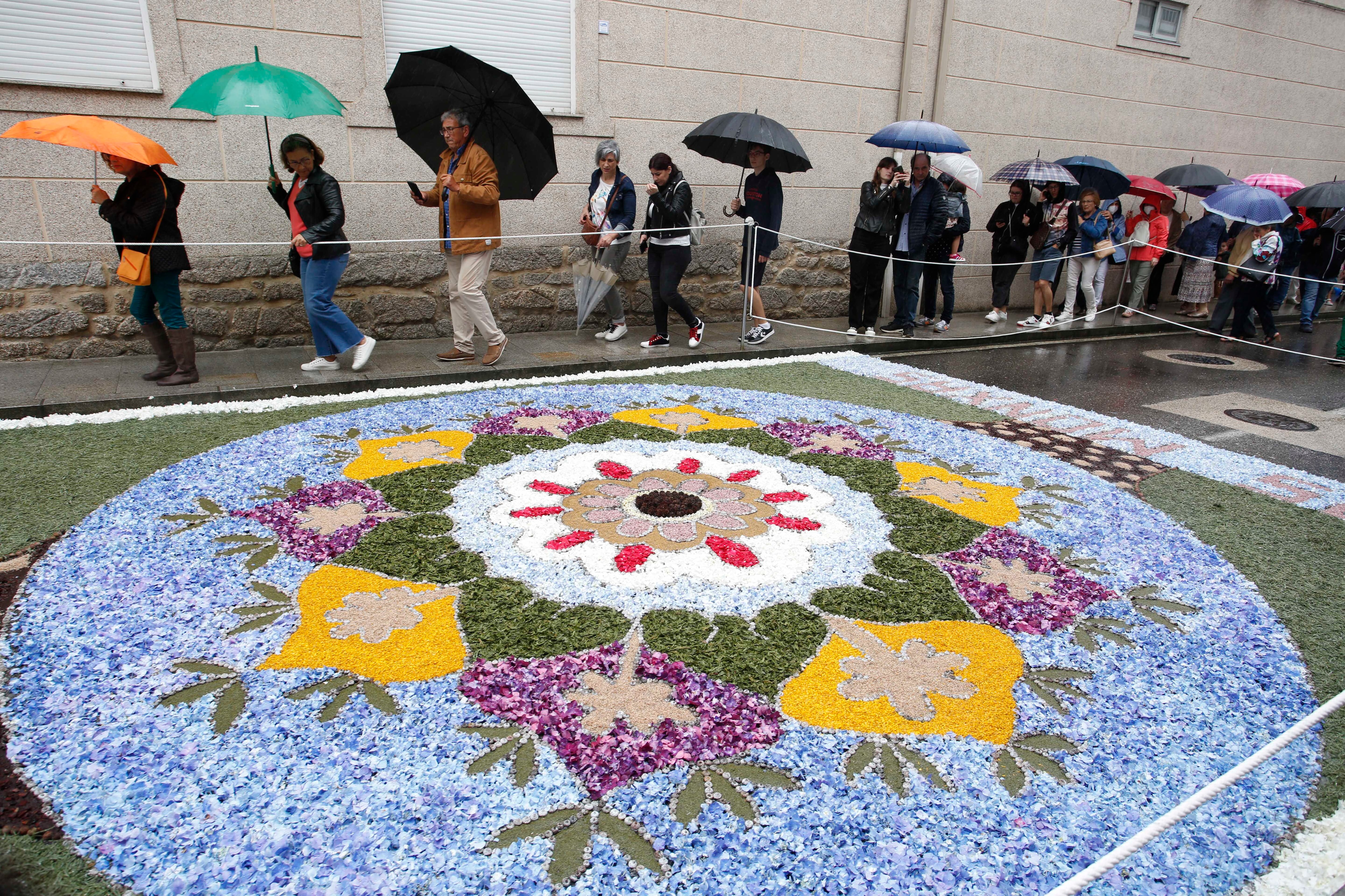 Alfombras florales en Ponteareas, Pontevedra, Galicia, con motivo de la festividad del Corpus Christi (Javier Vázquez / Europa Press)