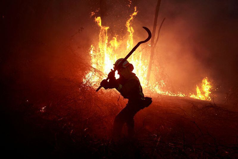 Un bombero combatiendo un incendio en Piedrafita, Asturias, en 2023. (REUTERS/Vincent West)