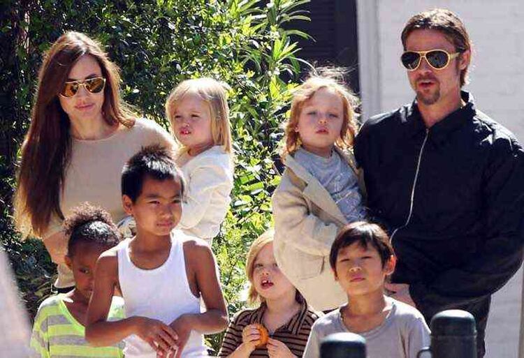 Angelina Jolie y Brad Pitt en una de las últimas fotos juntos con sus 5 hijos.