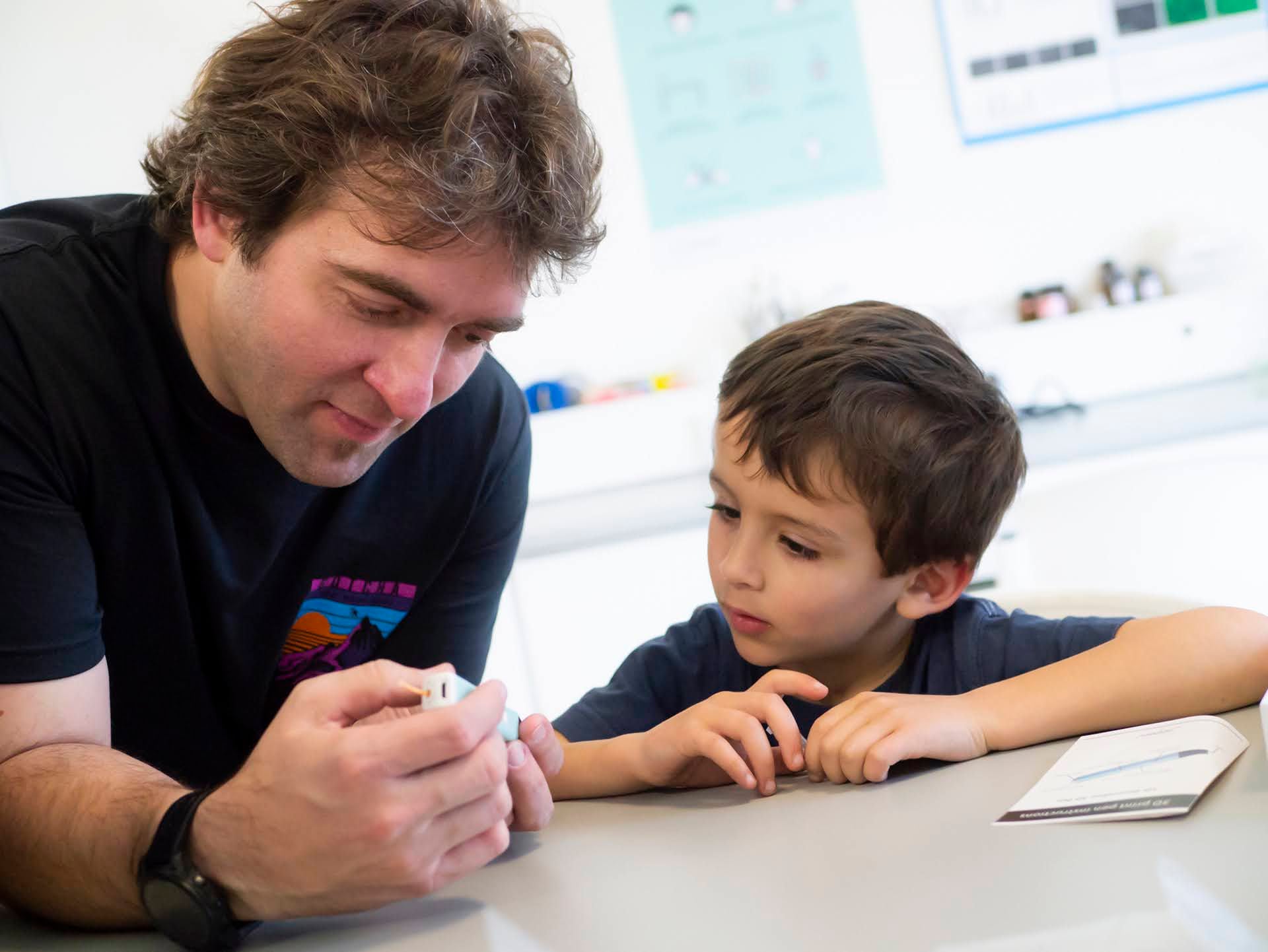 Gracias a ese aparatito con forma de medio rulero, hoy Valentino juega como cualquier niño de 4 años, toma clases de circo y tiene adelante un futuro esperanzador (UNSAM)