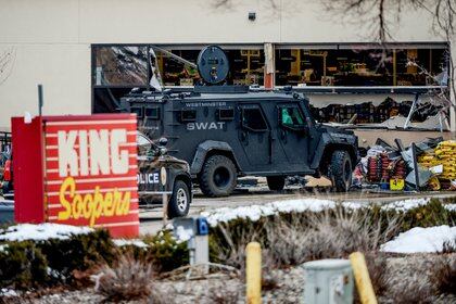 Equipos de emergencia responden a una llamada por un tirador activo en la tienda de comestibles King Soopers en Boulder, Colorado. Como consecuencia del ataque, diez personas resultaron asesinadas (Reuters)
