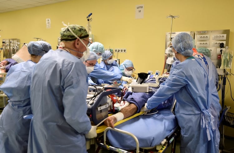 Un paciente con COVID-19 en una unidad de terapia intensiva en el hospital San Raffaele de Milán (REUTERS/Flavio Lo Scalzo)