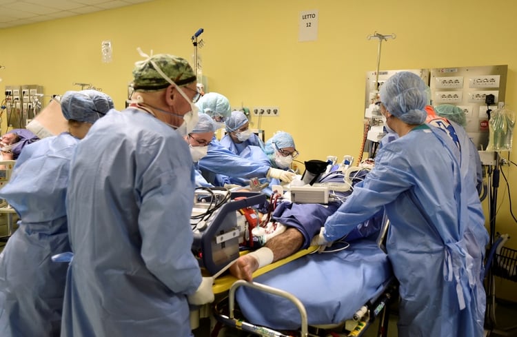 El staff médico del hospital San Raffaele de Milán trata a un paciente con COVID-19. REUTERS/Flavio Lo Scalzo 