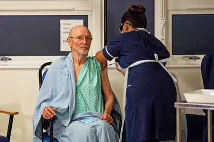 William Shakespeare, de 81 años, recibe la vacuna COVID-19 de Pfizer/BioNTech en el Hospital Universitario, al inicio del mayor programa de inmunización de la historia británica, en Coventry, Gran Bretaña, el 8 de diciembre