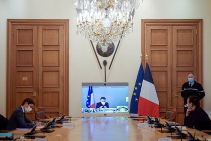 El presidente francés Emmanuel Macron, quien dio positivo para COVID-19, participa de una video conferencia virtual de gabinete.  Julien De Rosa/Pool via REUTERS