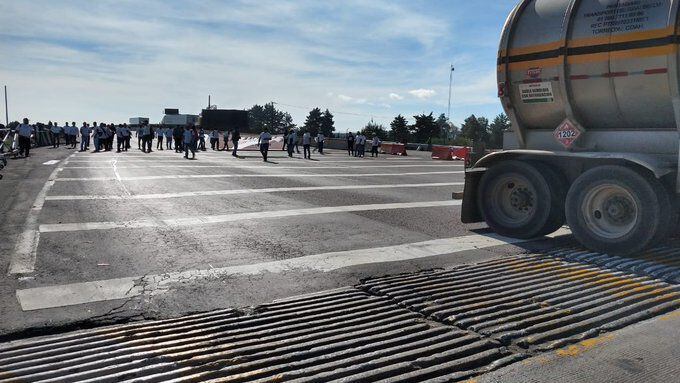 En Puebla, los inconformes bloquearon la carretera a la altura del km 142.
