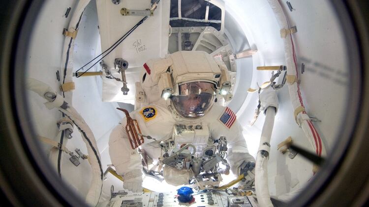 La astronauta Sunita Williams sale de un compartimento de la Estación Espacial Internacional en 2012. Williams es parte del equipo de viajes comerciales de la NASA. NASA