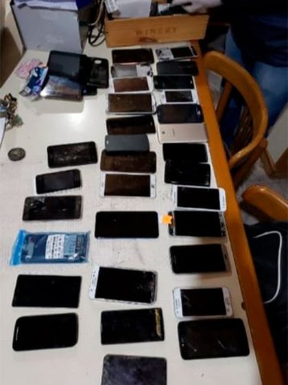 En los allanamientos, la PFA secuestró una gran cantidad de celulares que utilizaban los secuestradores