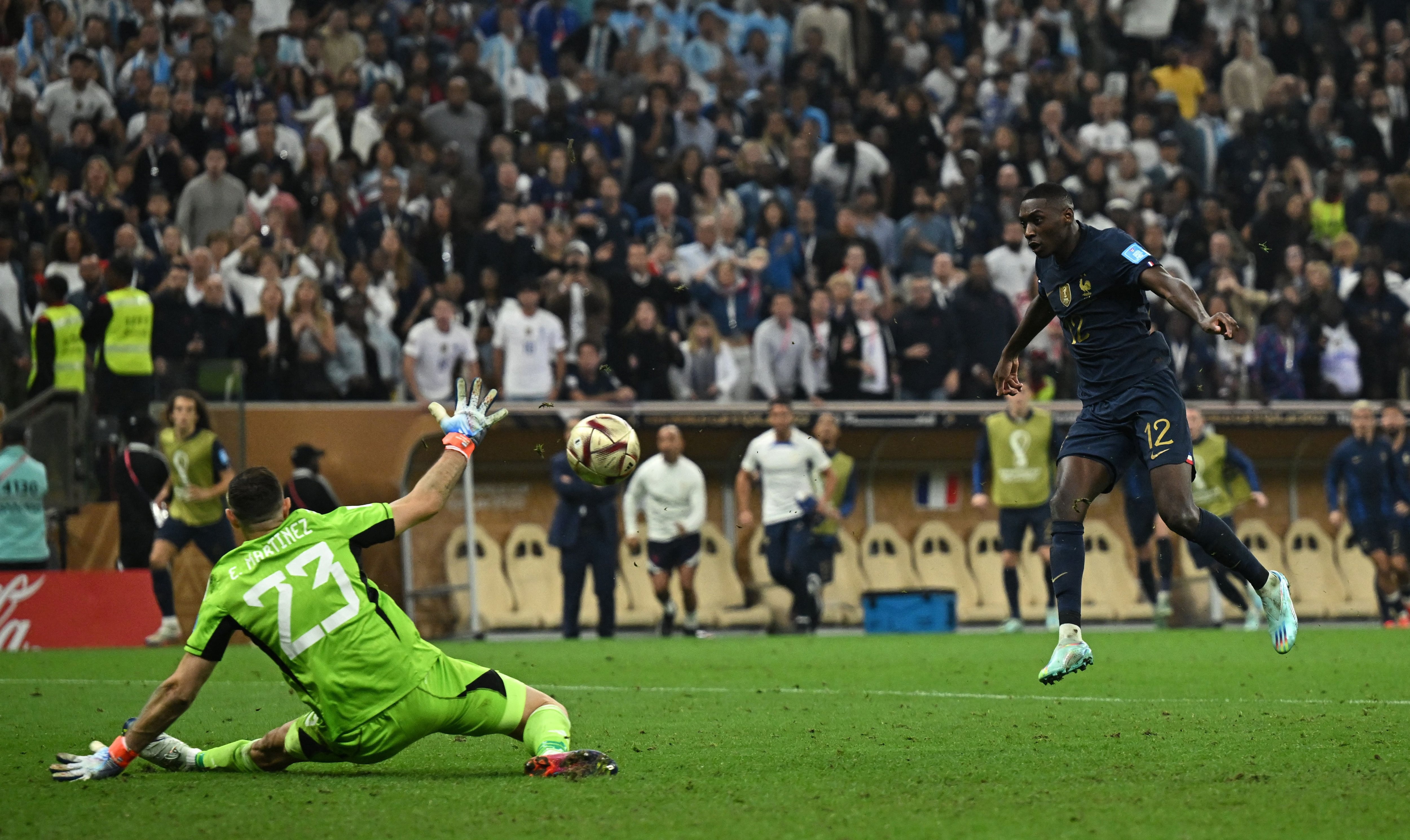 El instante en el que Martínez cambió la historia de la final (Foto: Reuters)