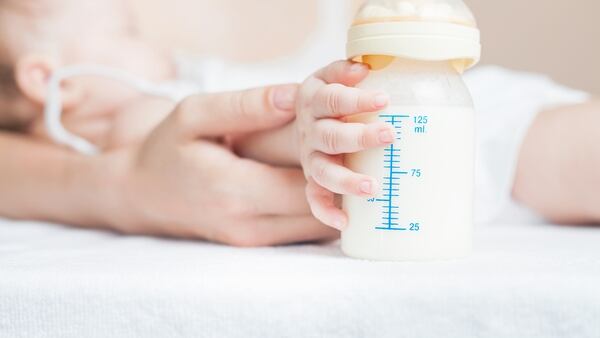 Un BLH es una institución sanitaria u organización que se dedica a recolectar, analizar, almacenar, conservar y suministrar leche materna (Getty Images)