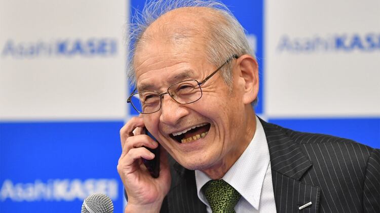 El químico japonés Akira Yoshino recibió un llamado del primer ministro de Japón Shinzo Abe durante la conferencia de prensa que se hizo luego de que recibiera, el Premio Nobel de Química. (Kazuhiro NOGI / AFP)